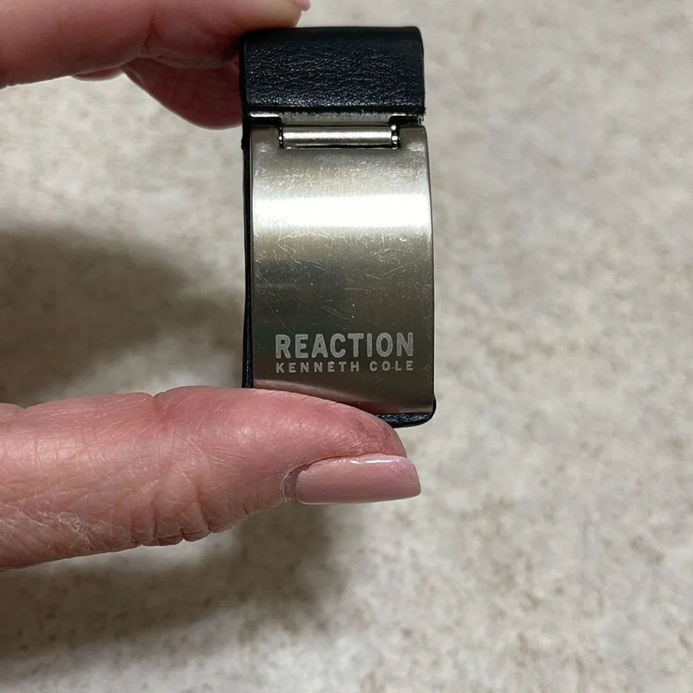 KENNETH COLE REACTION BLACK LEATHER & SILVER TONE LOGO MONEY CLIP